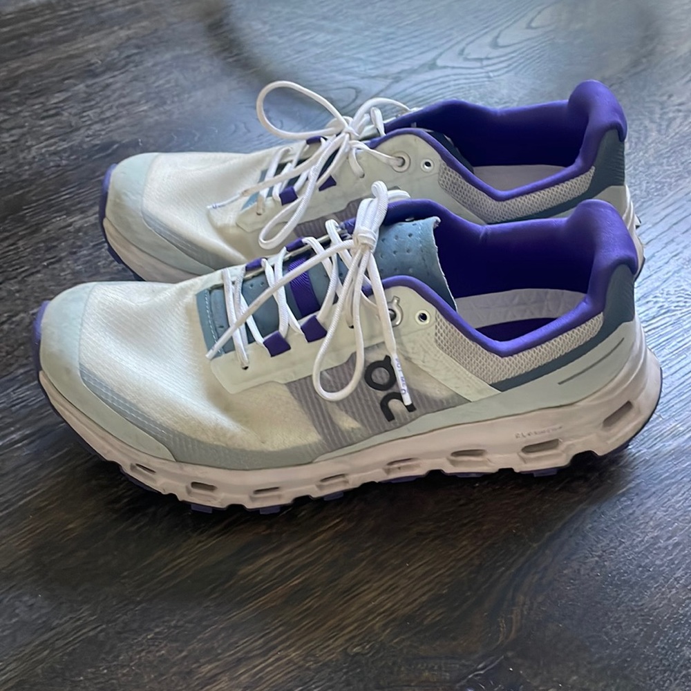 On cloud tennis shoes